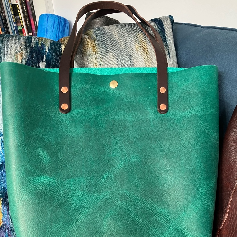 **BIG DISCOUNT!!** EUC Full Size Teal Kodiak Tote w/ 11” handles FOR SALE